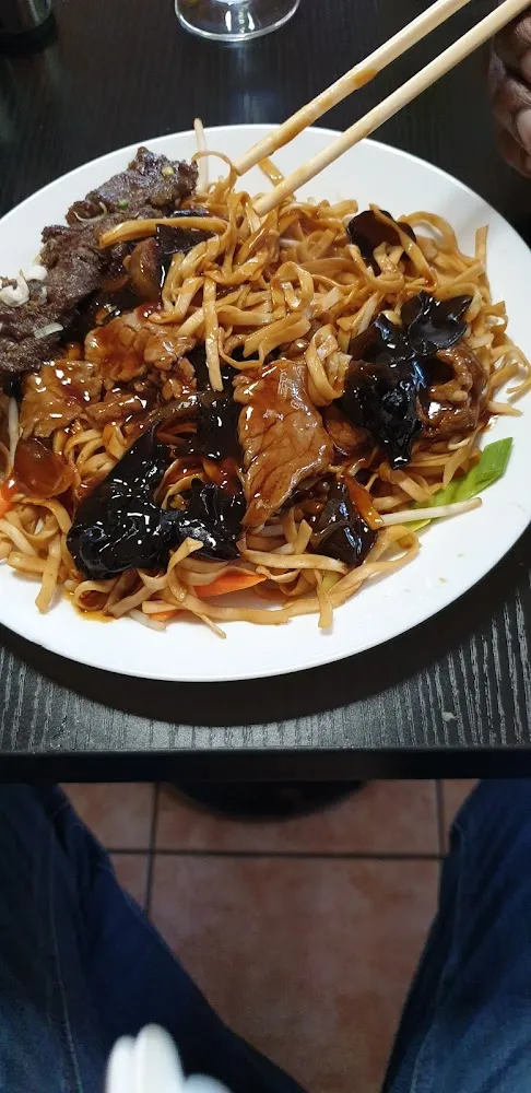 Boeuf Champignons Noir Nouilles Aux Légumes